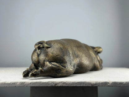 Cochon allongé en bronze TokoLausanne 