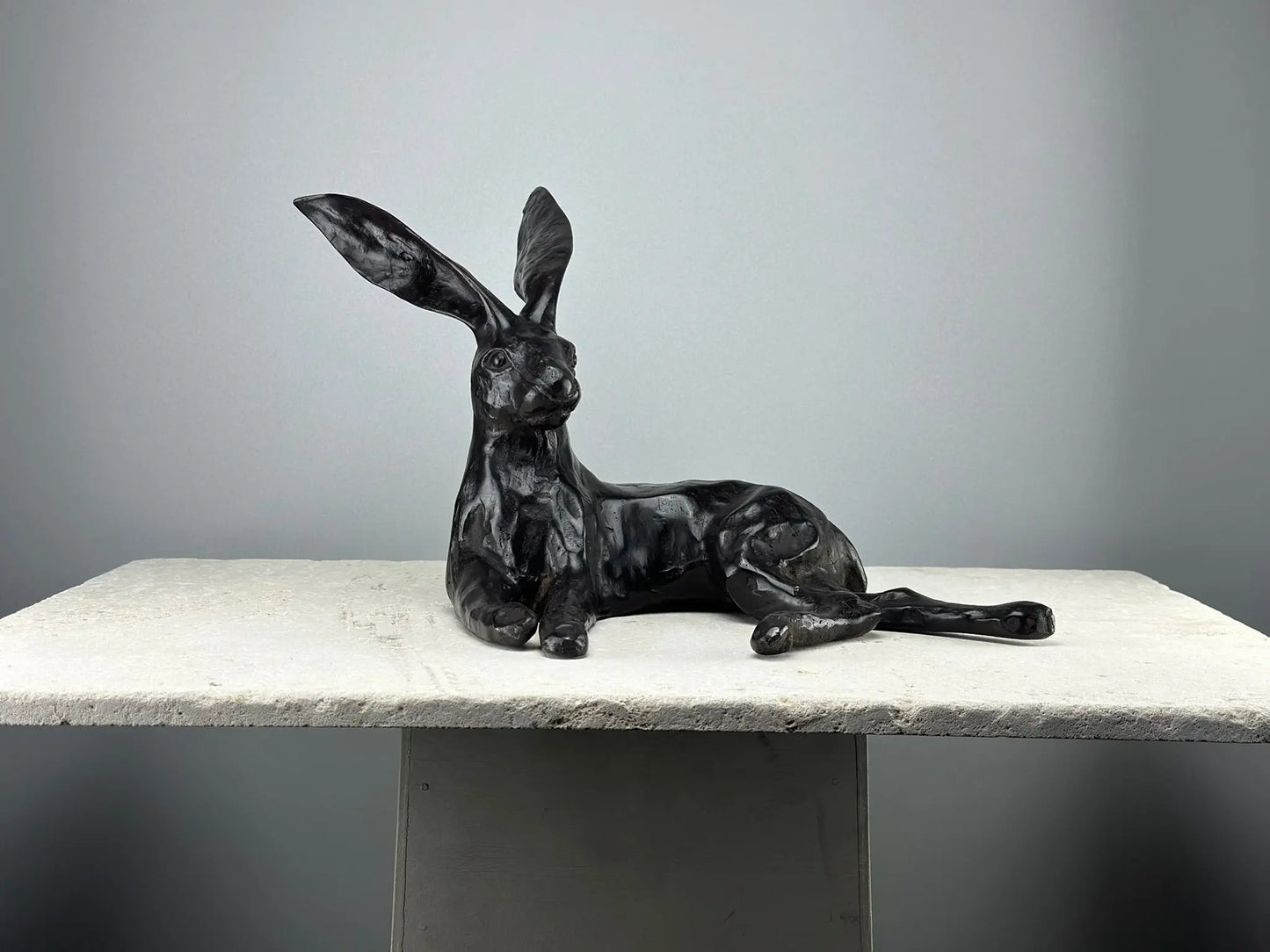 Grand lapin couché en bronze TokoLausanne 