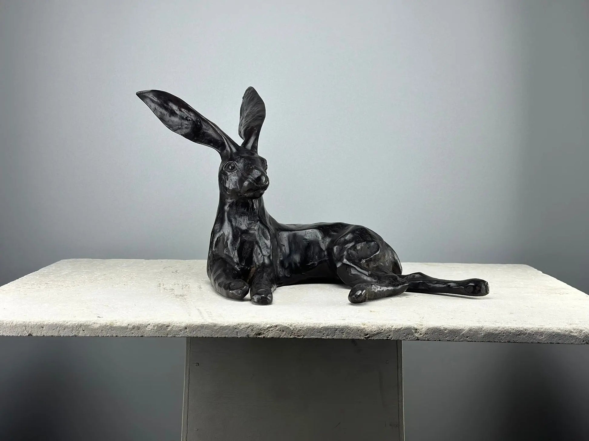 Grand lapin couché en bronze TokoLausanne 