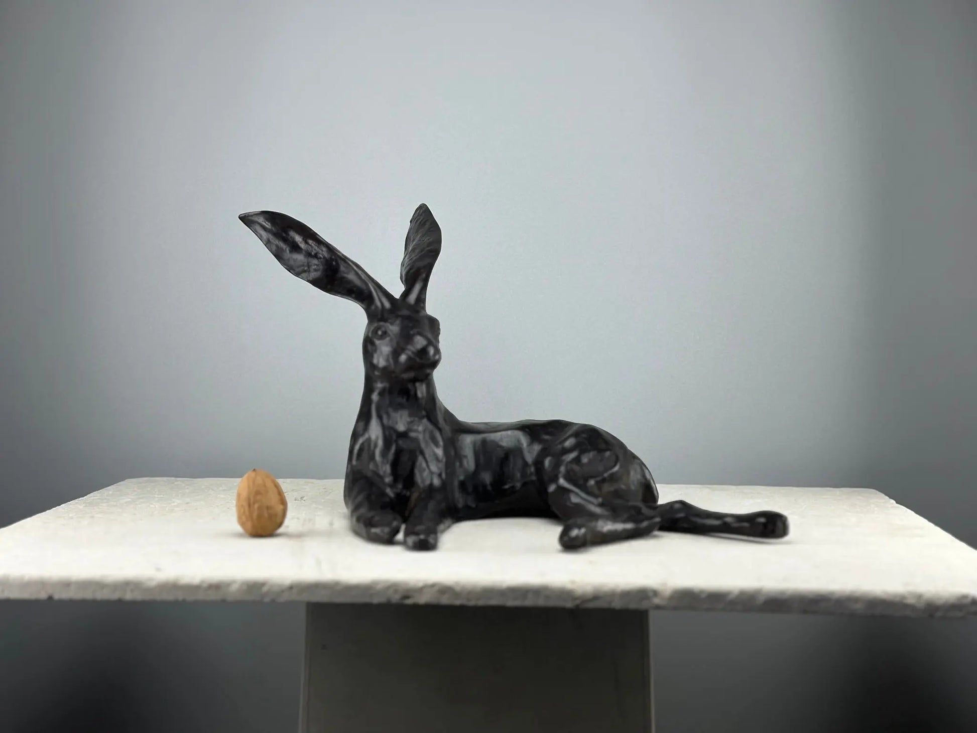 Grand lapin couché en bronze TokoLausanne 