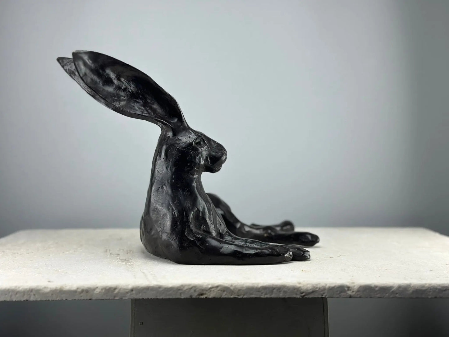 Grand lapin couché en bronze TokoLausanne 