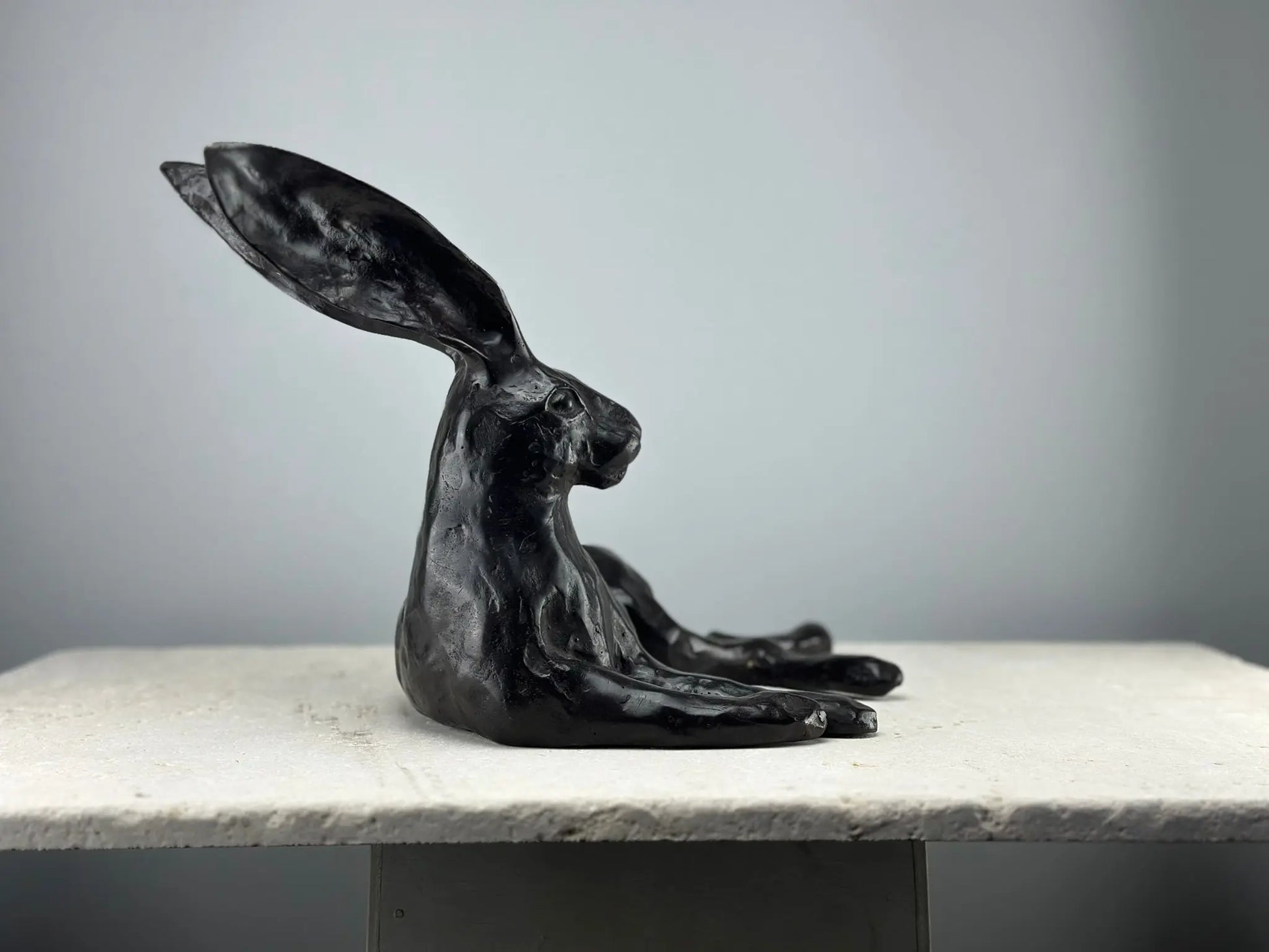 Grand lapin couché en bronze TokoLausanne 