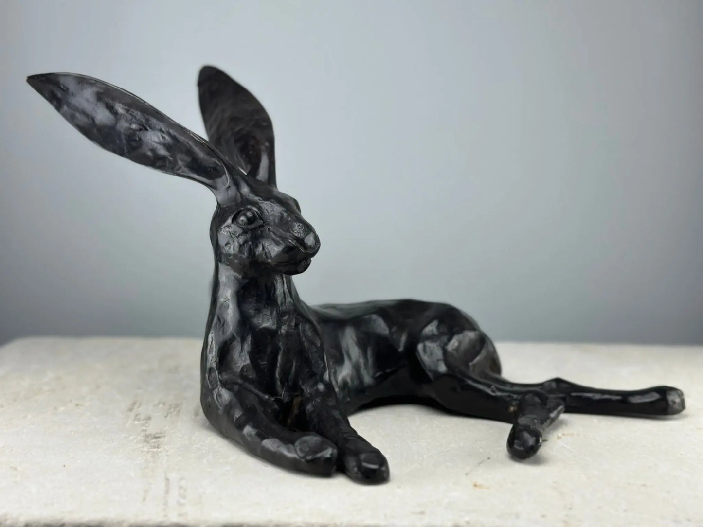 Grand lapin couché en bronze TokoLausanne 