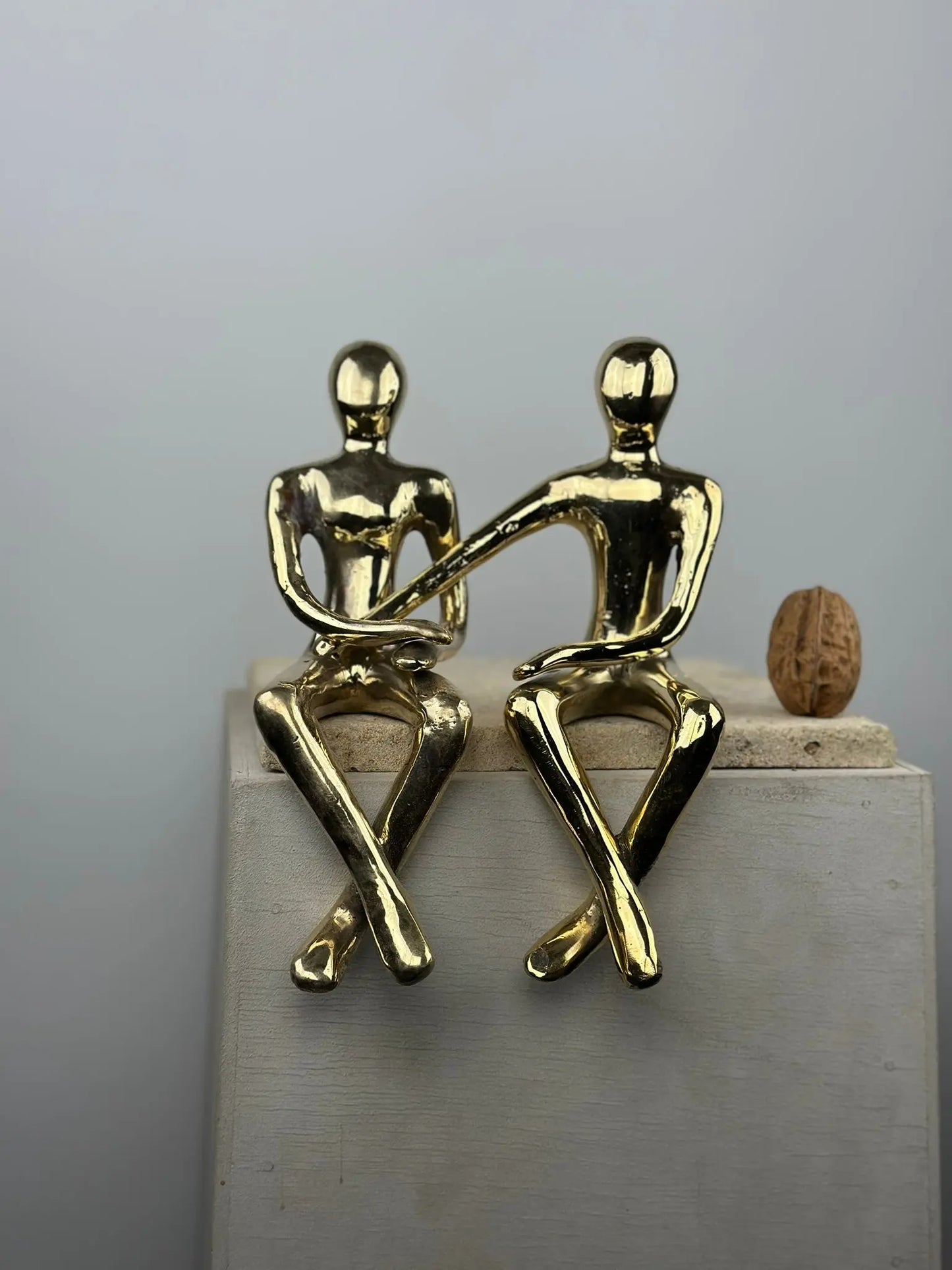 Sculpture du couple assis en bronze doré