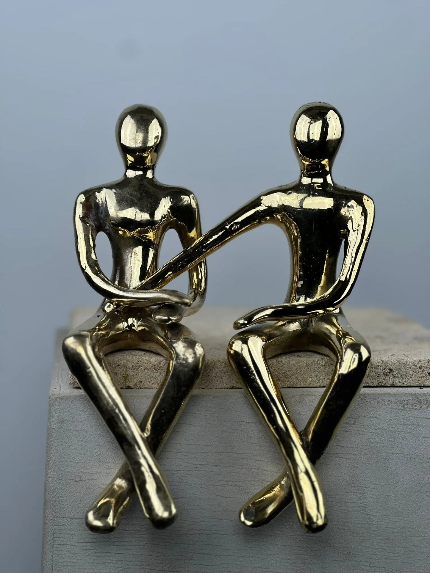 Sculpture du couple assis en bronze doré