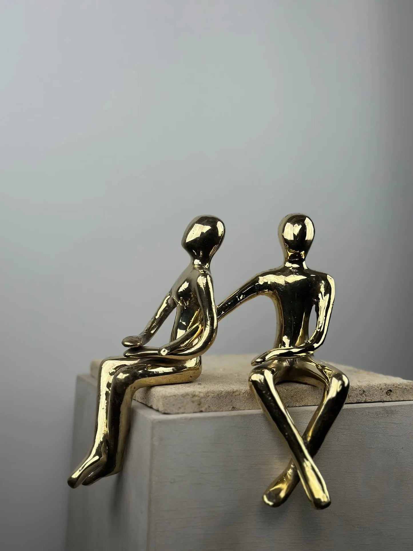 Sculpture du couple assis en bronze doré