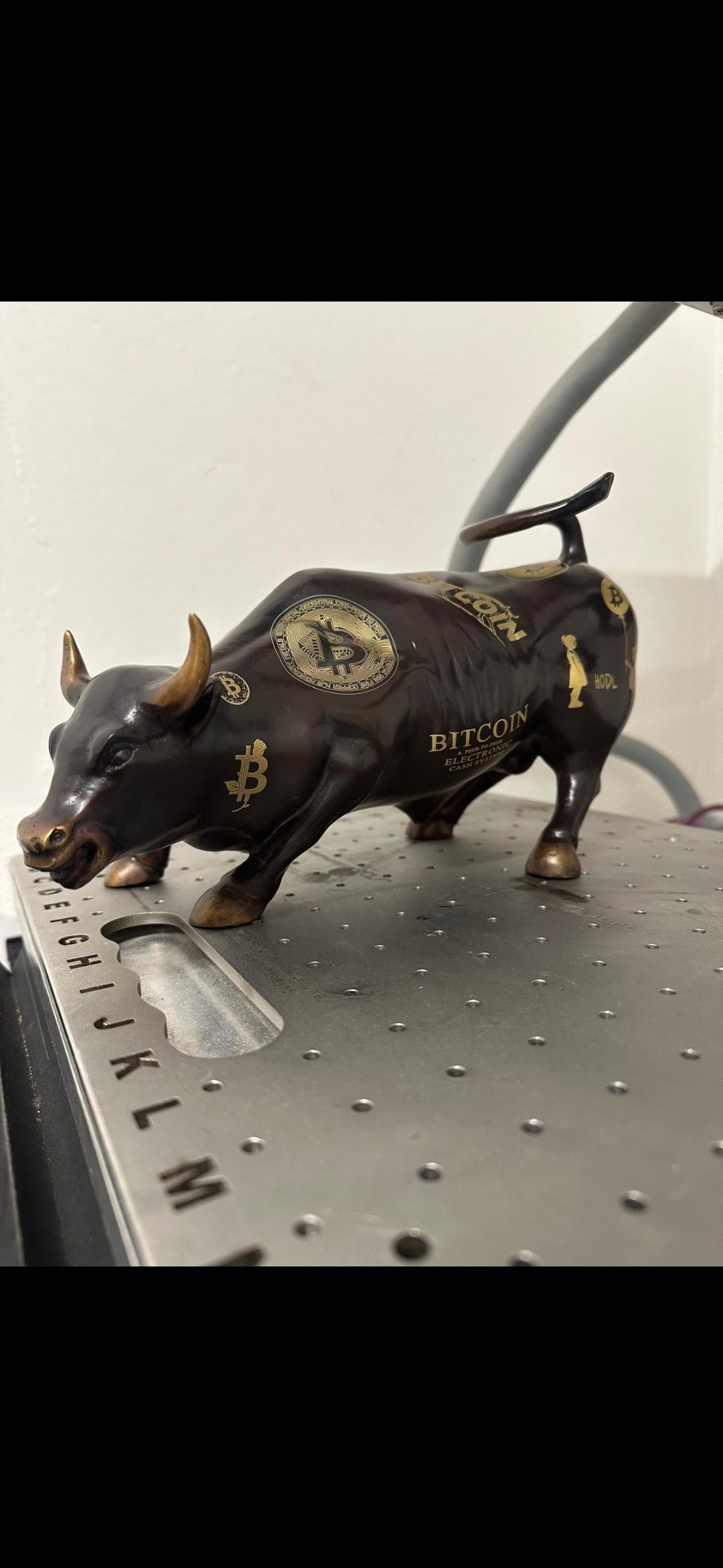 Statue Taureau /bull wallstreet Bitcoin - Déco Crypto / pièce unique Tokolausanne