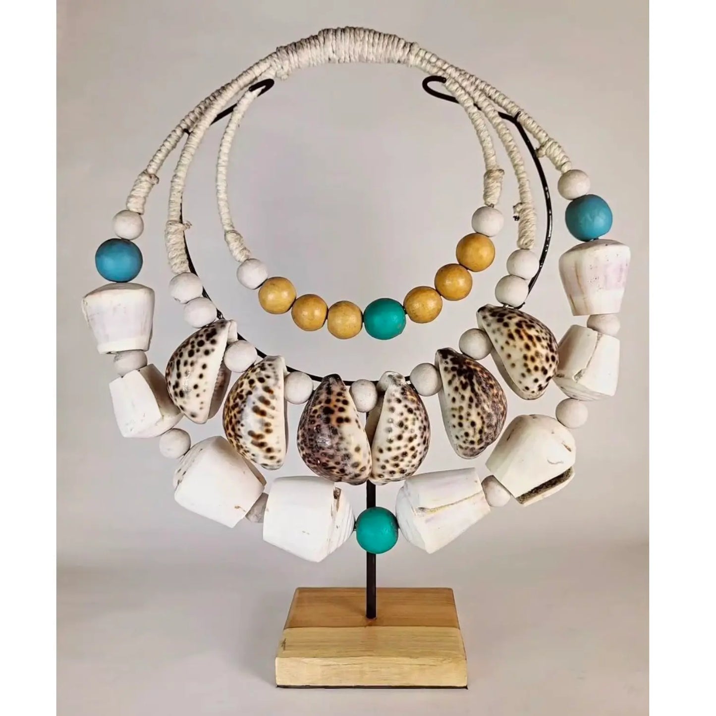 Collier décoratif en coquillages sur présentoir - Pièce d'art ethnique