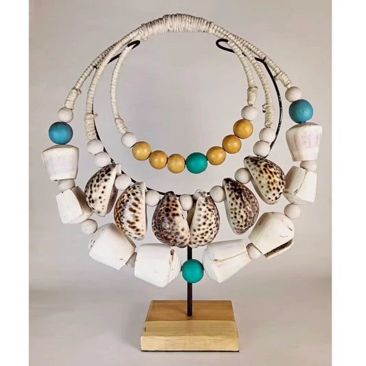 Collier décoratif en coquillages sur présentoir - Pièce d'art ethnique