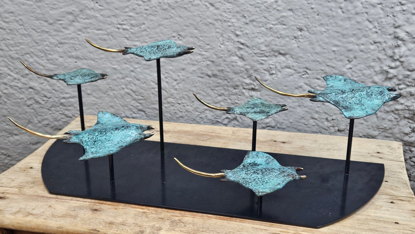 Sculpture en Bronze : Banc de Raies Manta en Vol Tokolausanne