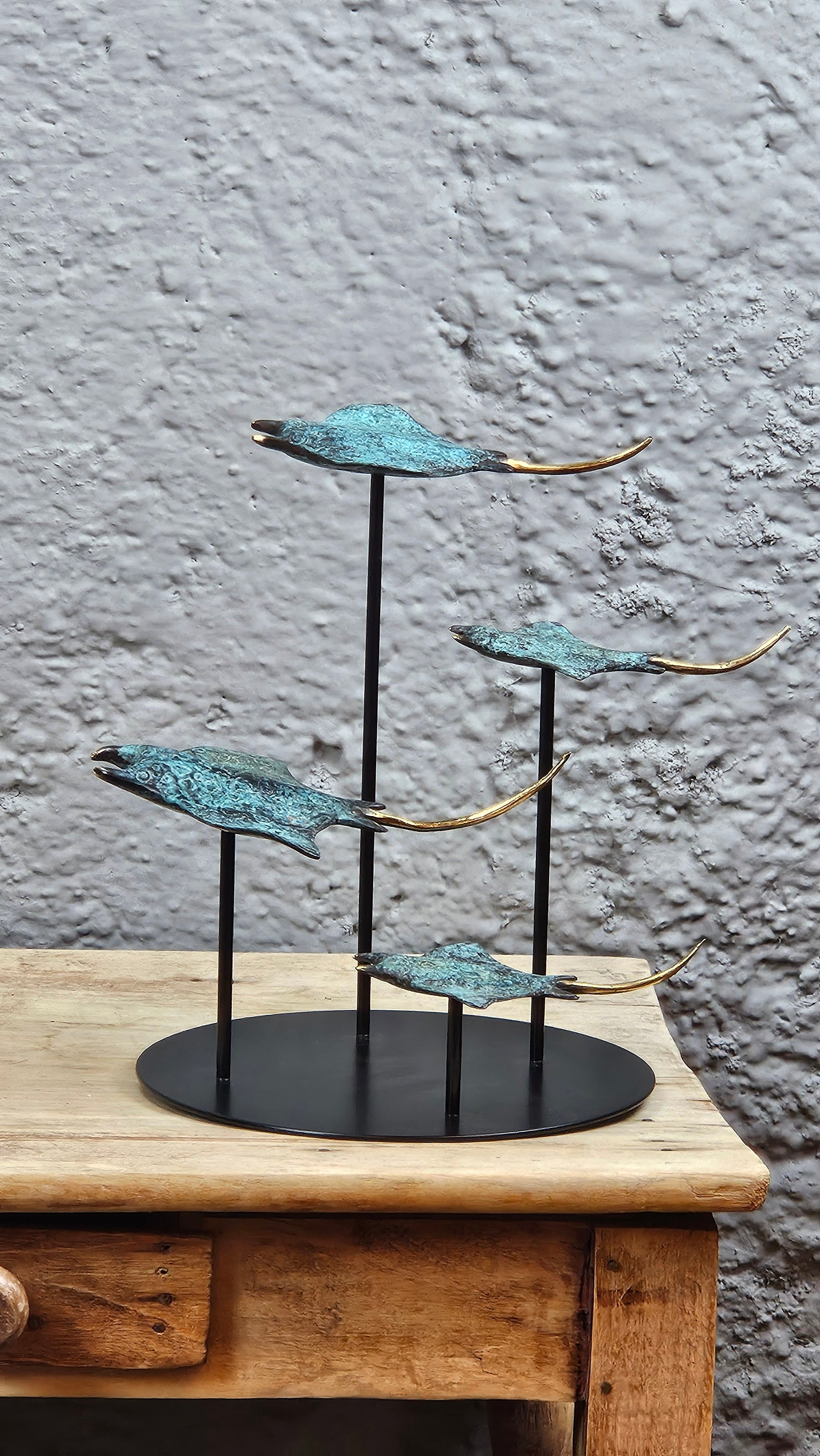 4 raies manta en bronze socle rond Tokolausanne