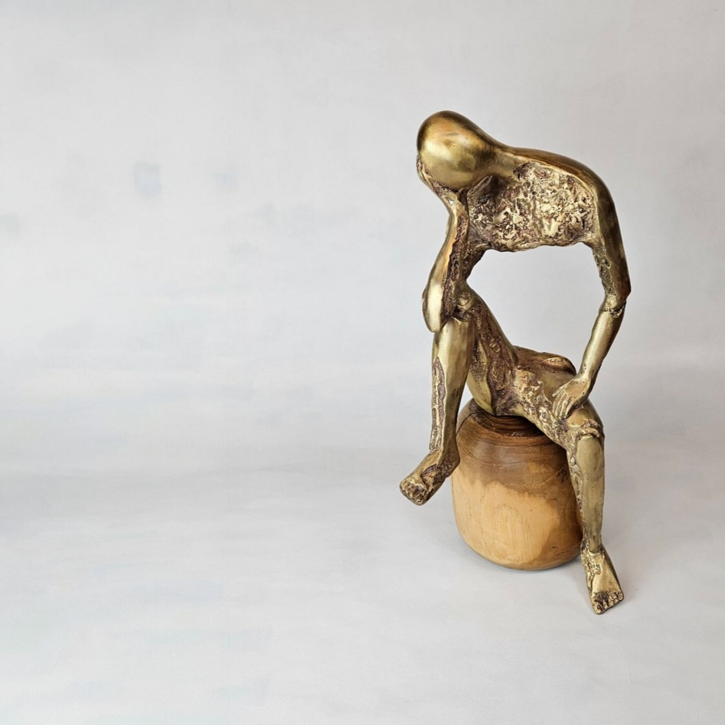 Statue en Bronze Doré mat - Figure Humaine Pensive Tokolausanne