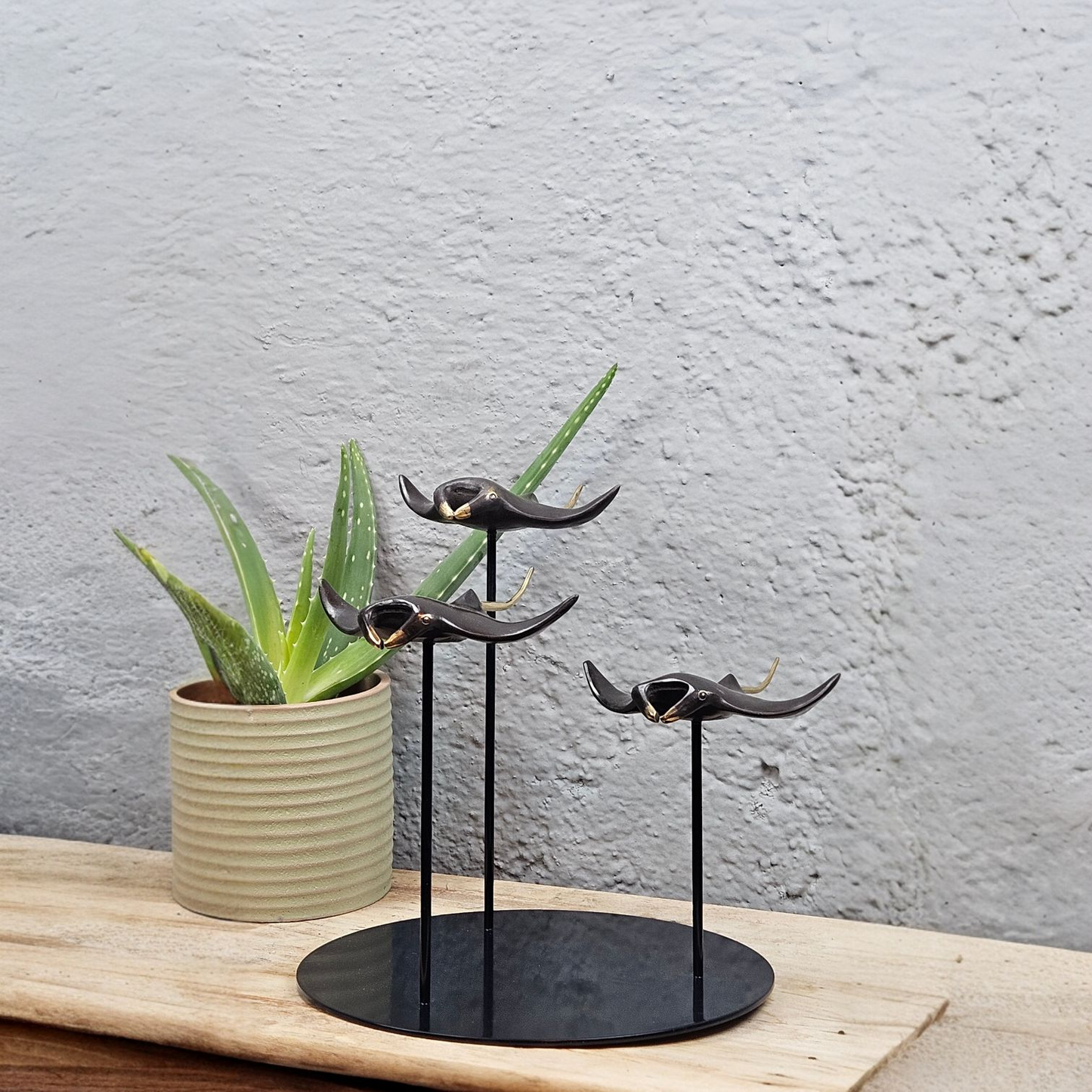 Sculpture 3 Raies Manta en Bronze sur un socle rond Tokolausanne