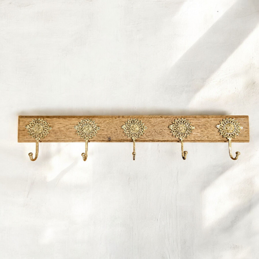 Porte-manteaux murale en bronze sur une planche de chêne 5 crochets Tokolausanne