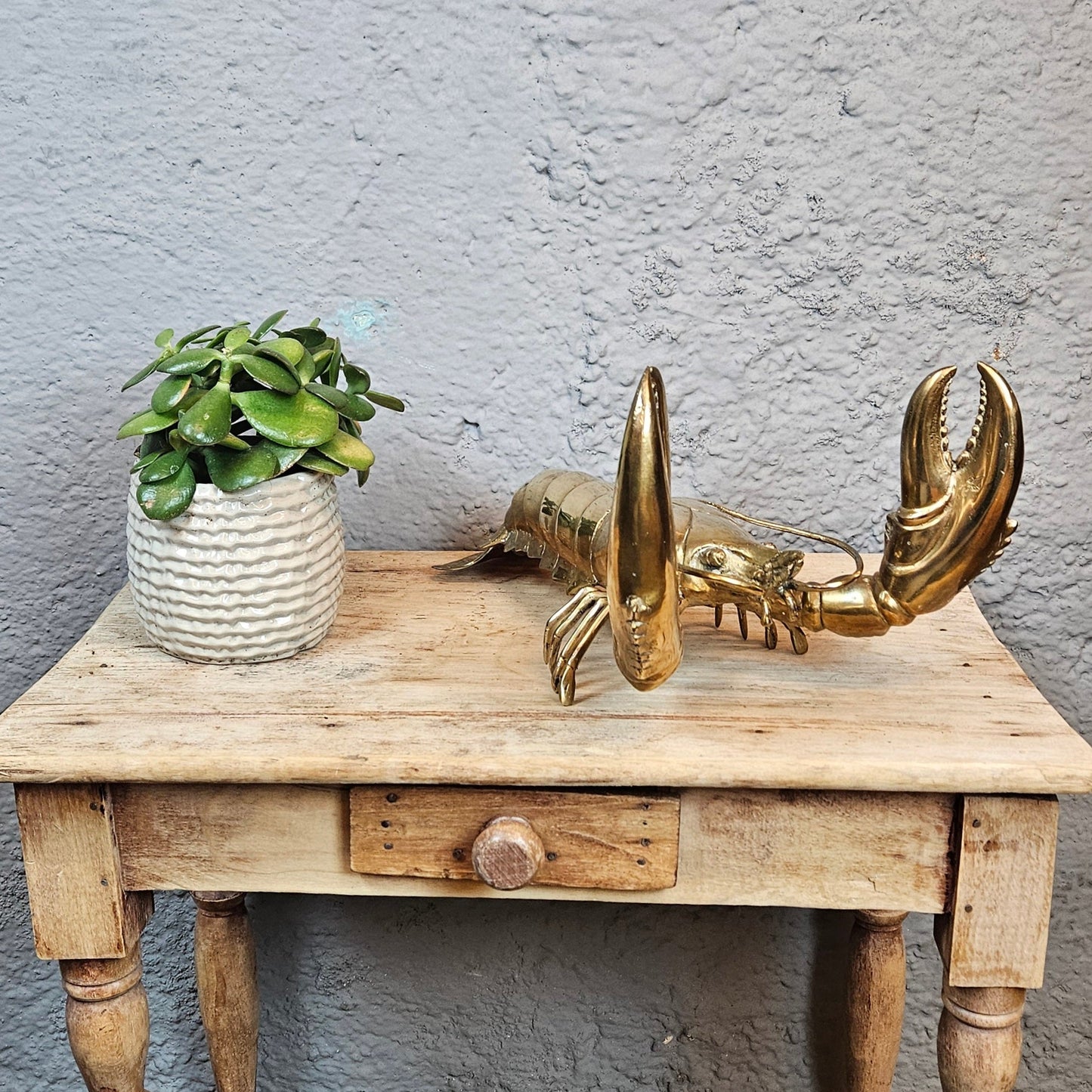 Homard en bronze doré : sculpture raffinée et symbolique puissante