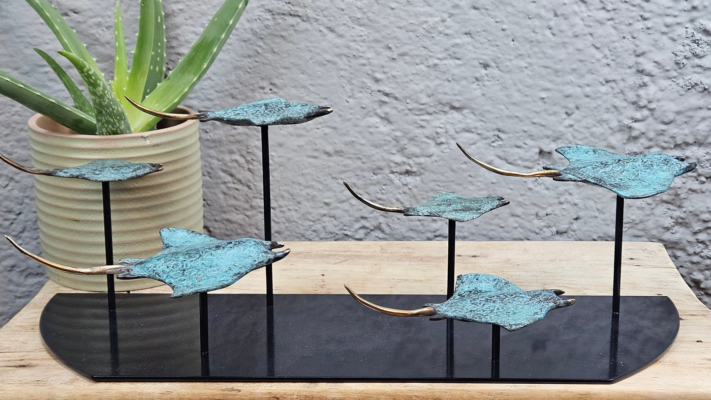 Sculpture en Bronze : Banc de Raies Manta en Vol Tokolausanne