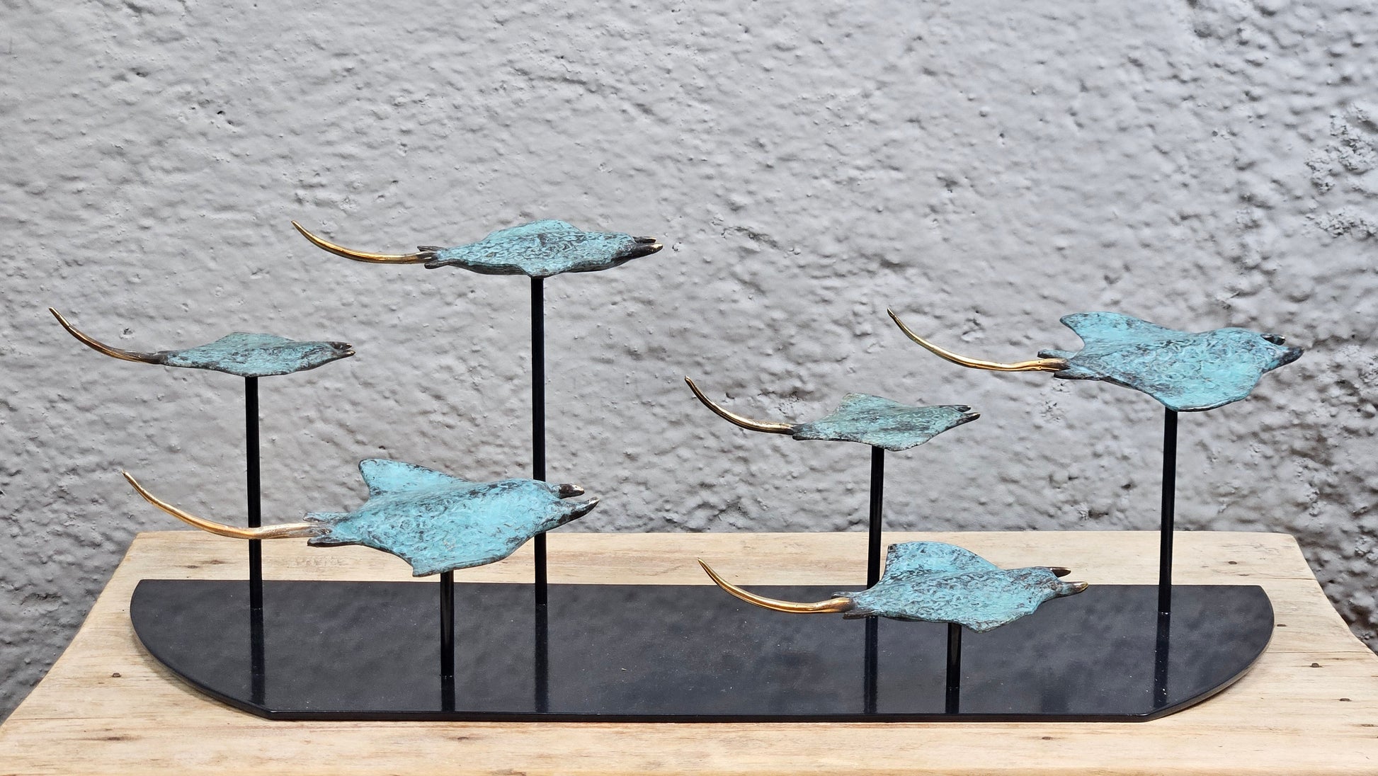 Sculpture en Bronze : Banc de Raies Manta en Vol Tokolausanne