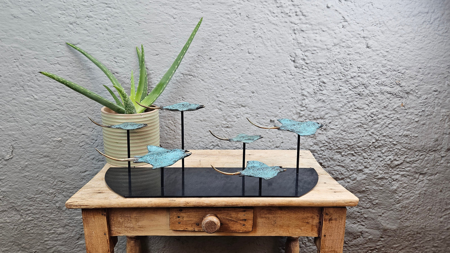 Sculpture en Bronze : Banc de Raies Manta en Vol Tokolausanne