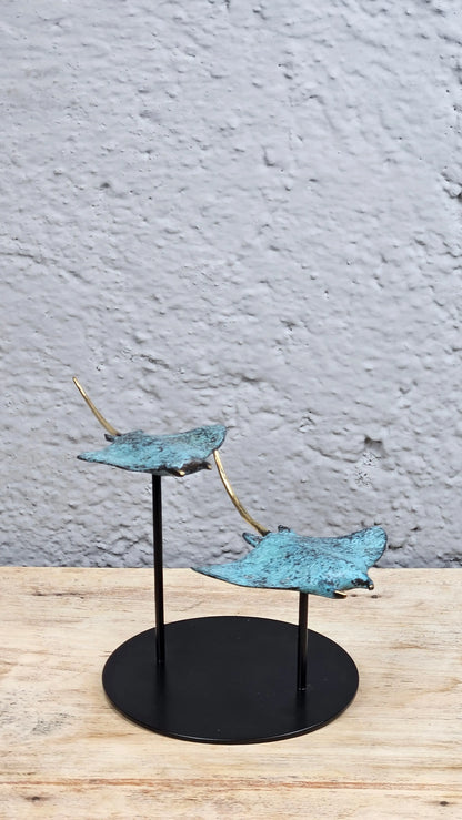 Sculpture duo de raies manta en bronze Tokolausanne