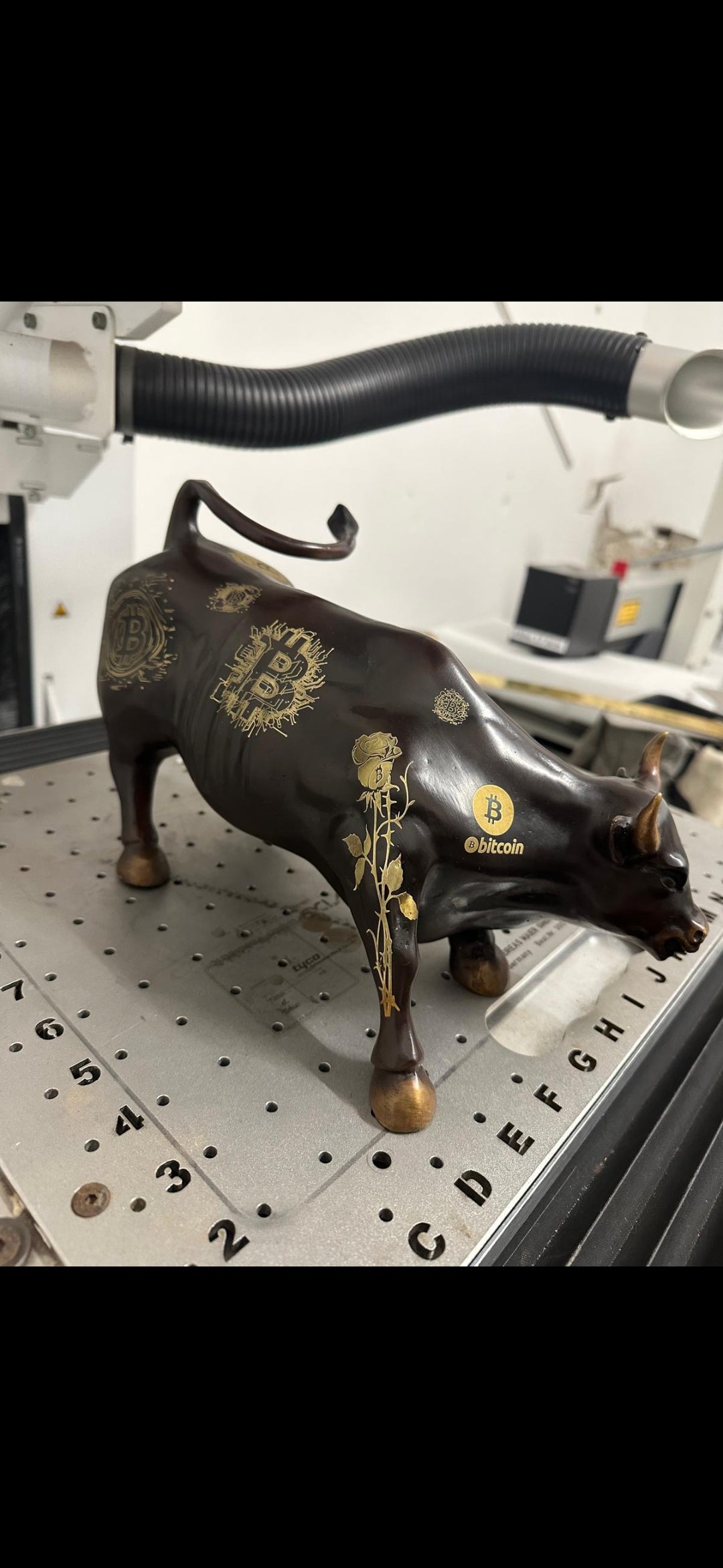 Statue Taureau /bull wallstreet Bitcoin - Déco Crypto / pièce unique Tokolausanne
