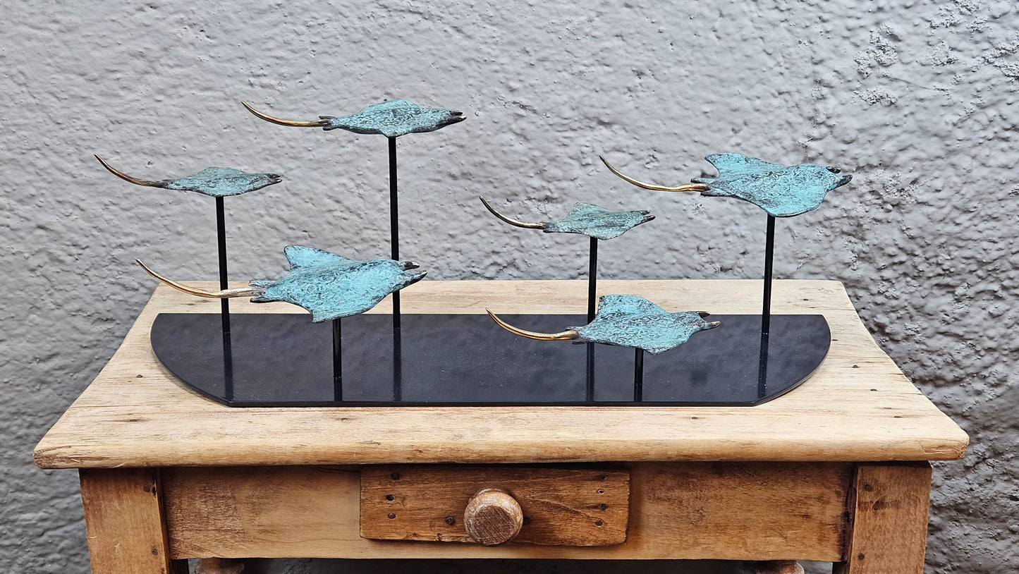 Sculpture en Bronze : Banc de Raies Manta en Vol Tokolausanne