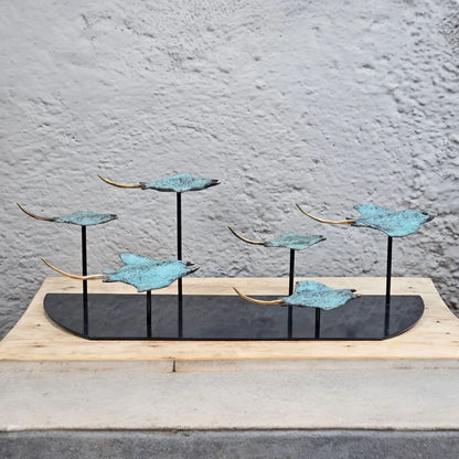 Sculpture en Bronze : Banc de Raies Manta en Vol Tokolausanne