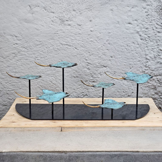 Sculpture en Bronze : Banc de Raies Manta en Vol Tokolausanne