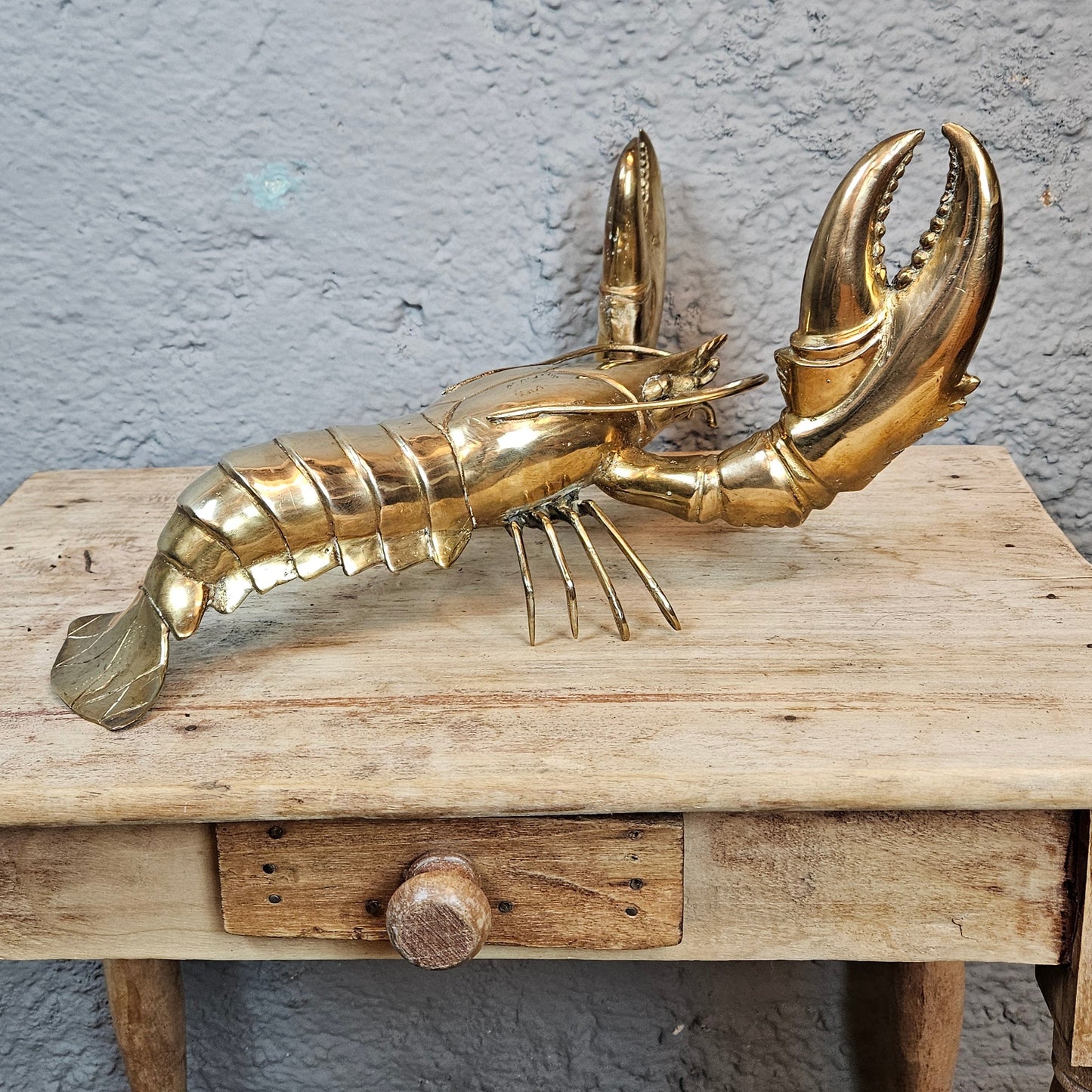 Homard en bronze doré : sculpture raffinée et symbolique puissante