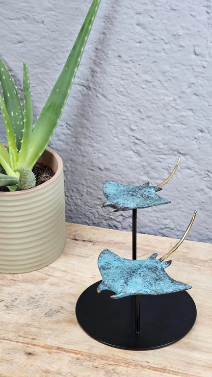 Sculpture duo de raies manta en bronze Tokolausanne