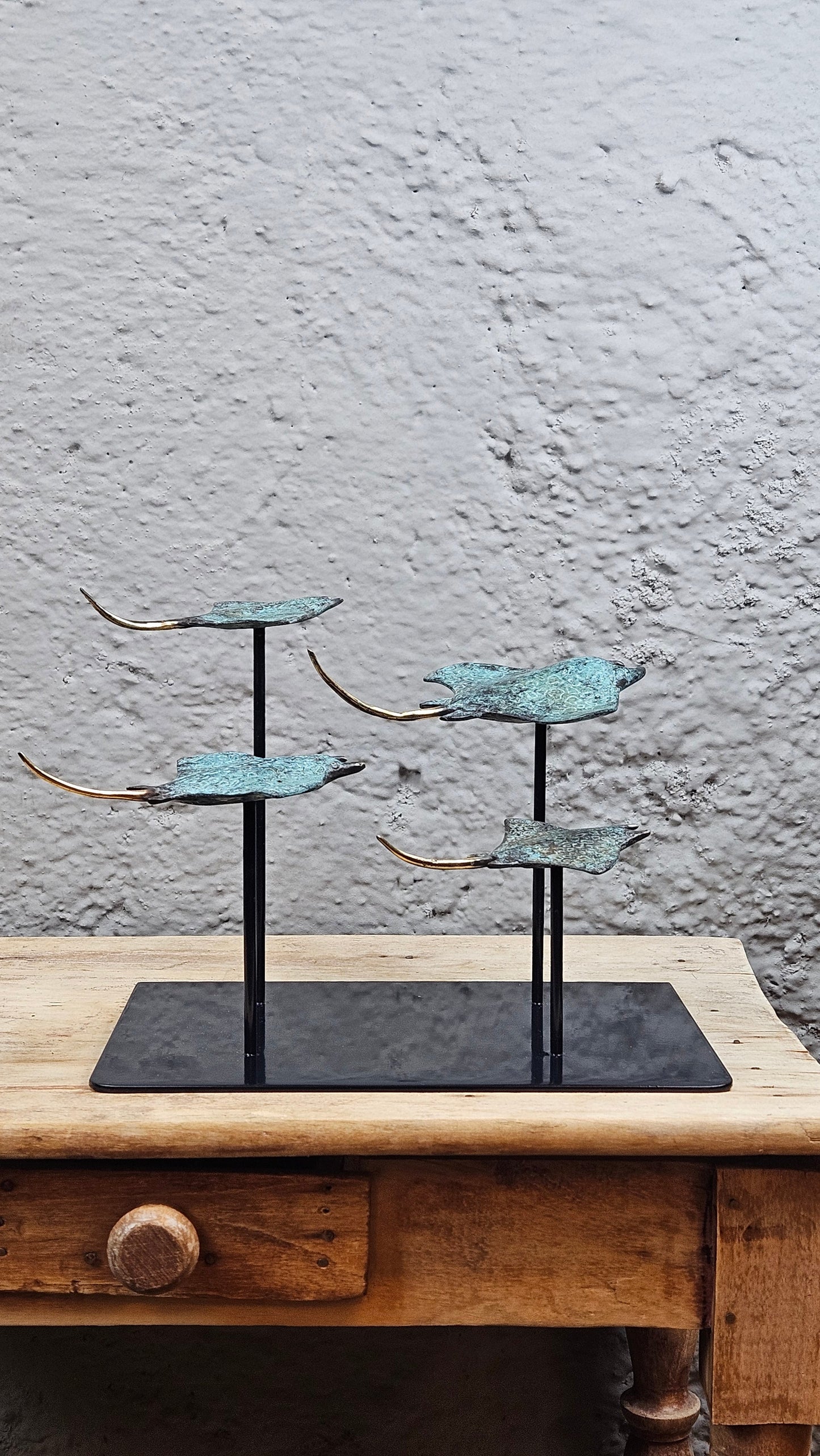 4 raies manta en bronze socle carré Tokolausanne