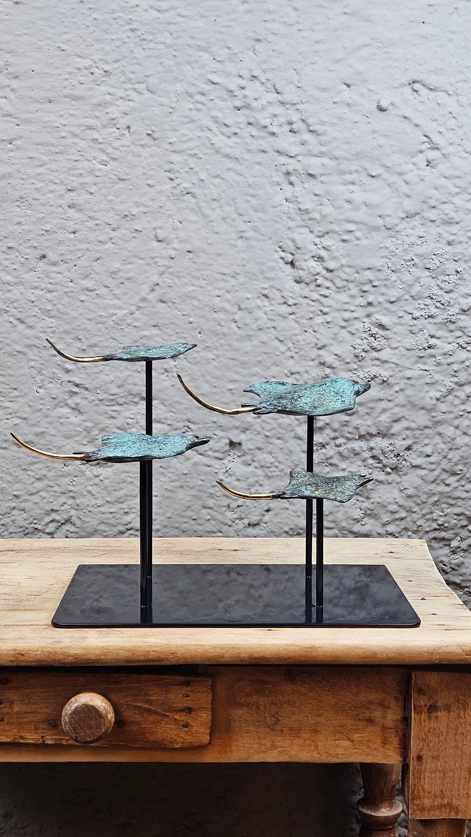 4 raies manta en bronze socle carré Tokolausanne