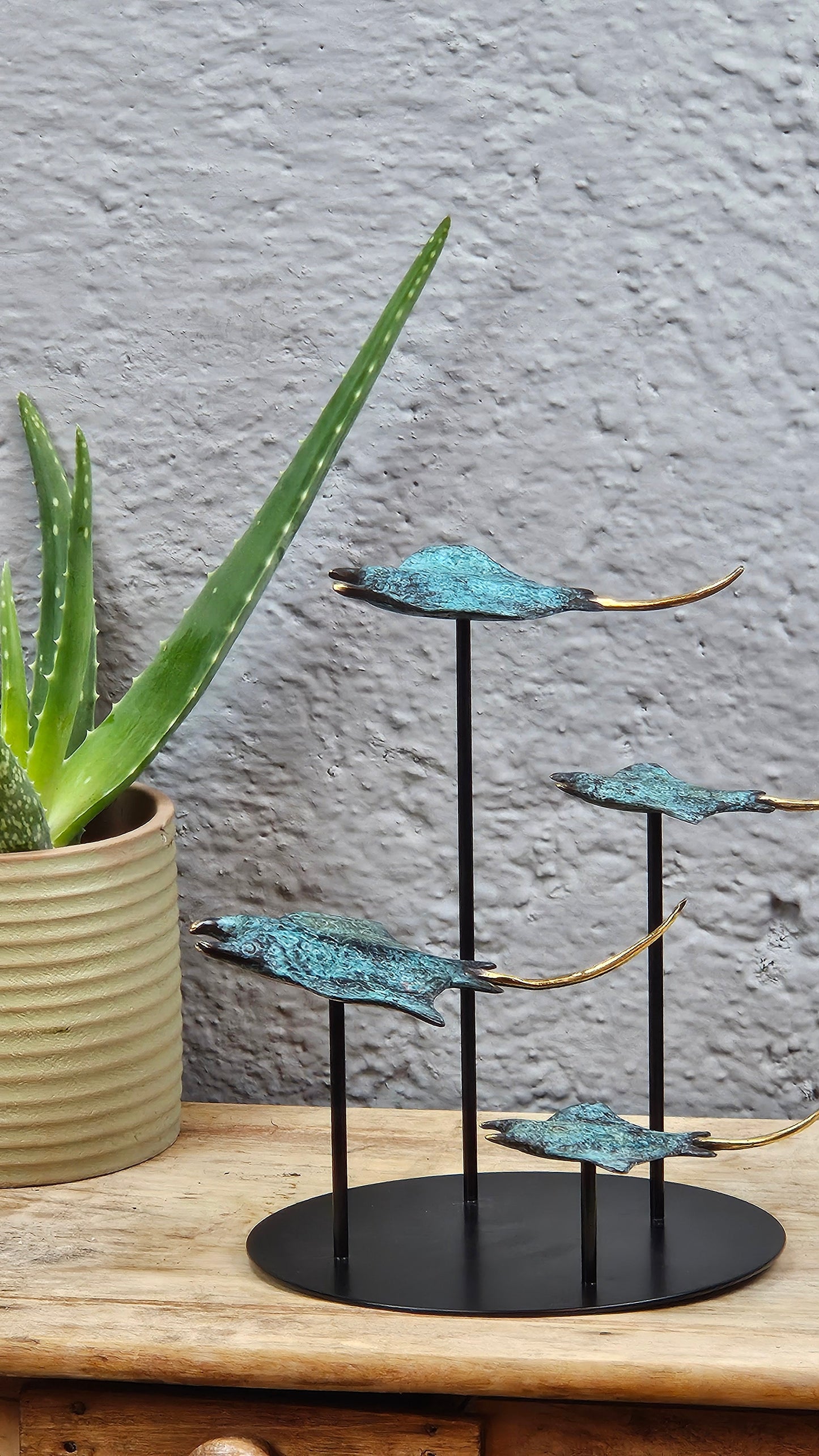 4 raies manta en bronze socle rond Tokolausanne