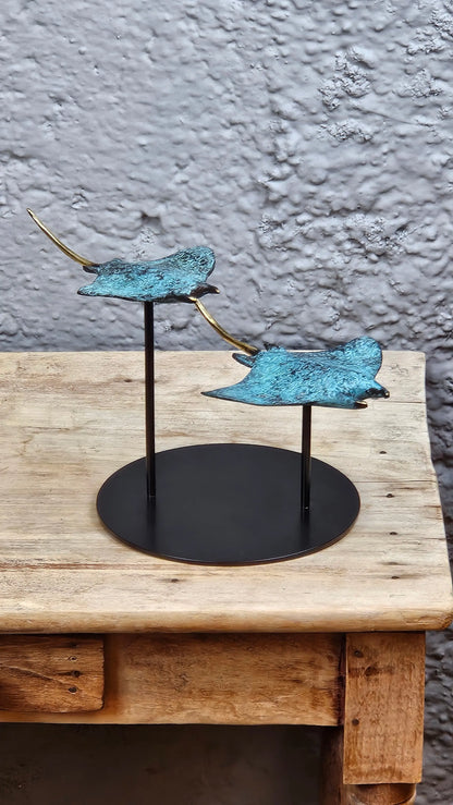 Sculpture duo de raies manta en bronze Tokolausanne