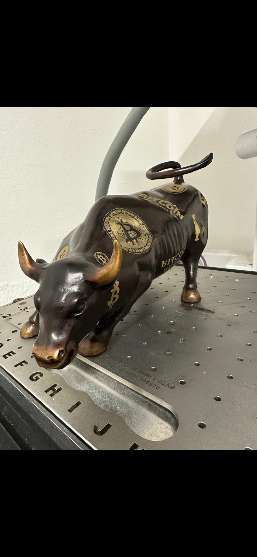 Statue Taureau /bull wallstreet Bitcoin - Déco Crypto / pièce unique Tokolausanne