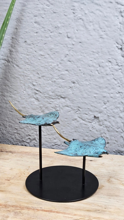 Sculpture duo de raies manta en bronze Tokolausanne