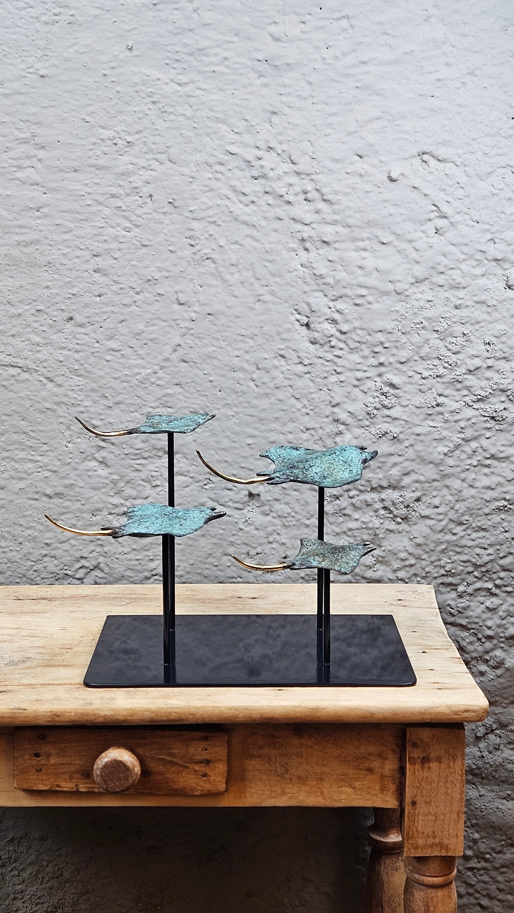 4 raies manta en bronze socle carré Tokolausanne