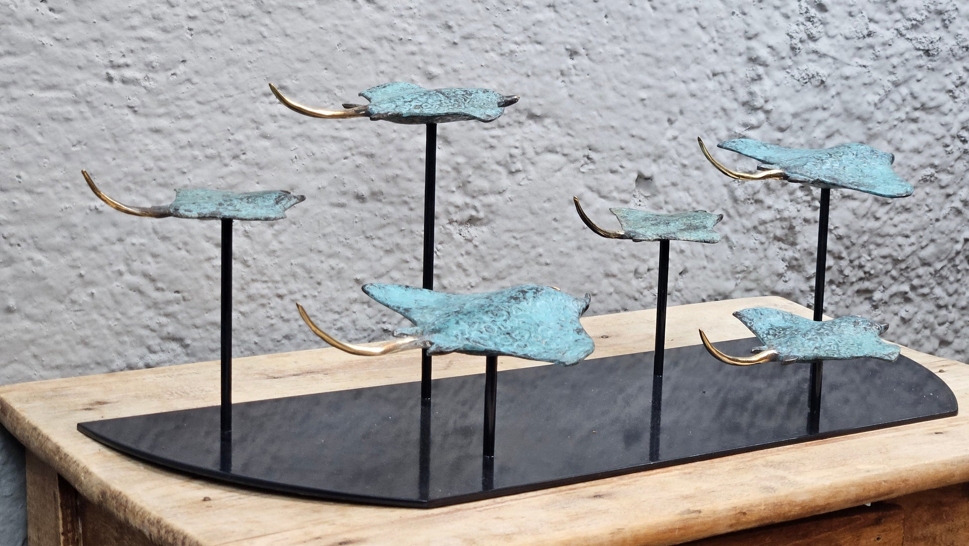 Sculpture en Bronze : Banc de Raies Manta en Vol Tokolausanne